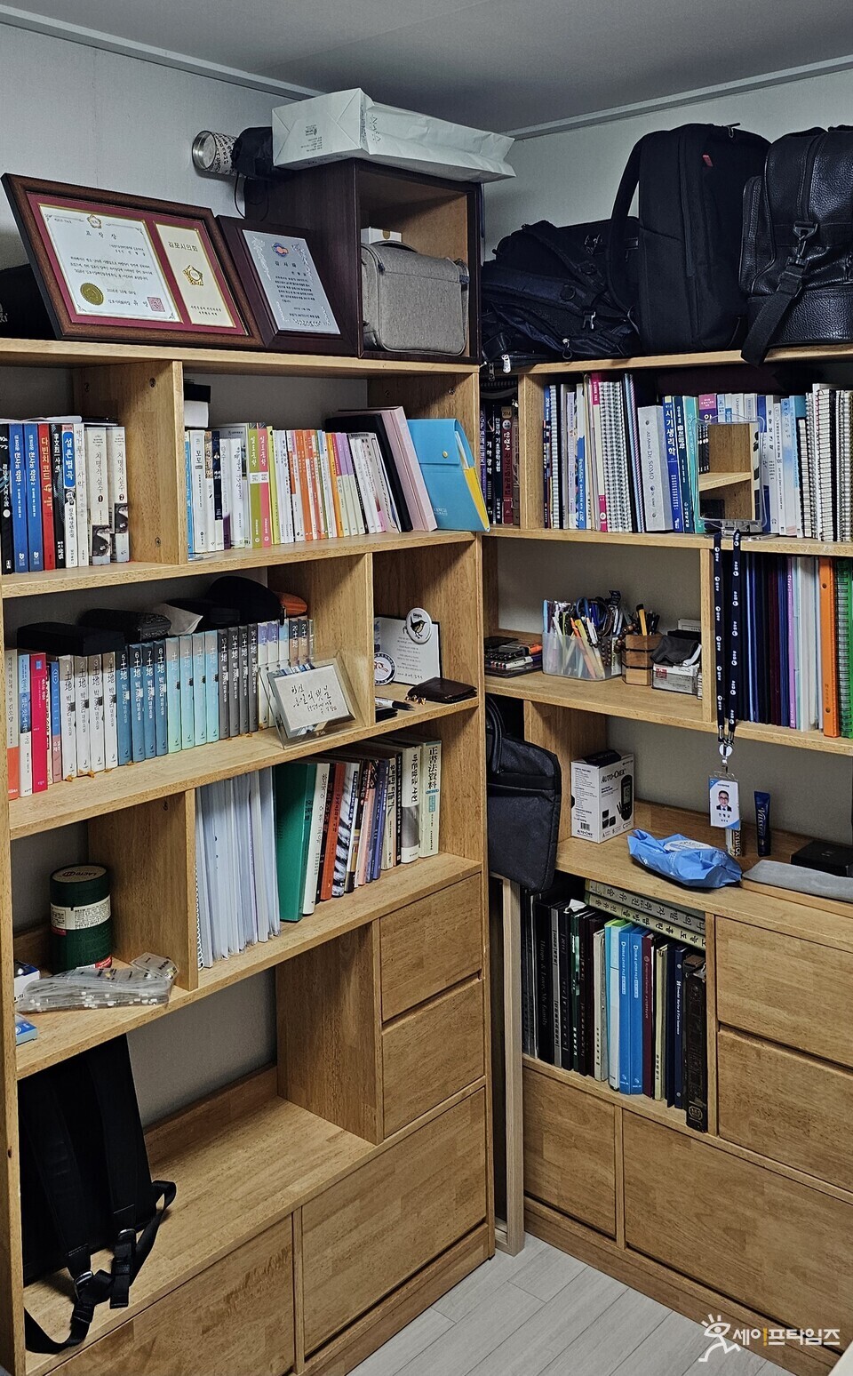 ▲ 소설과 시집만 남겨 놓고 이론서들을 모두 버리고 난 뒤의 글쓴이 책장. ⓒ 전형금 논설위원