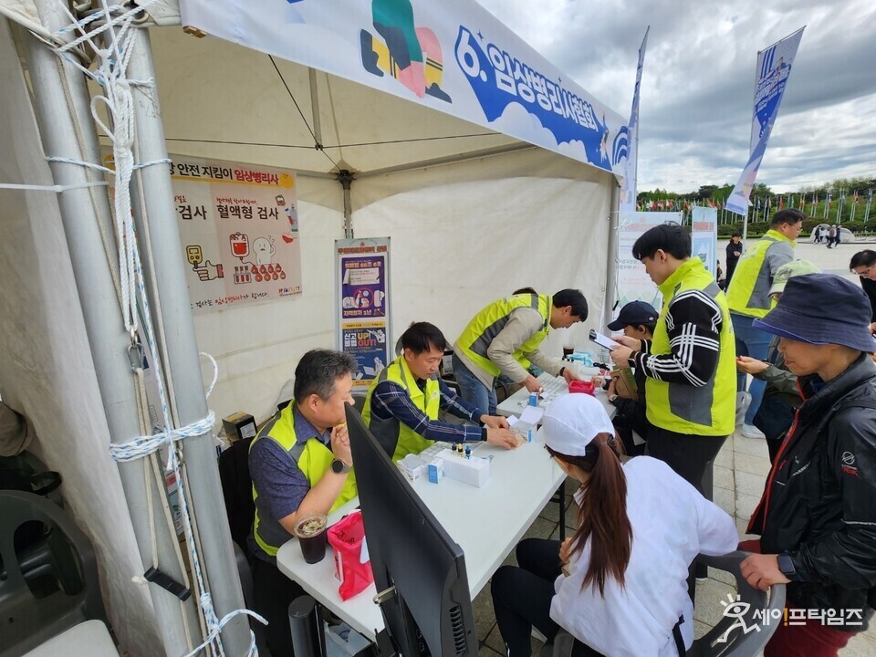 ▲ 21일 대한임상병리사협회 소속 임상병리사가 국민체육진흥공단이 진행한 스포츠주간 행사에서 현장검사 의료서비스 봉사를 하고 있다. ⓒ 대한임상병리사협회