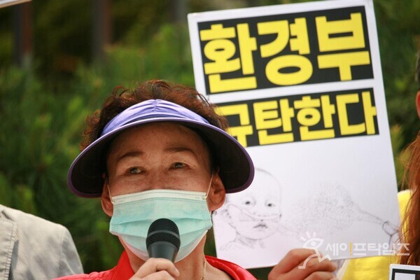 ▲ 최근 숨진 가습기살균제 피해자 김복희씨가 2021년 6월 세종시 환경부 앞에서 열린 기자회견에서 발언하고 있다. ⓒ 환경보건시민센터