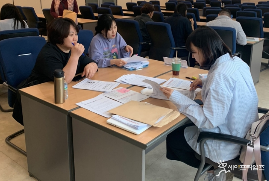 ▲ 한국식품안전관리인증원(HACCP인증원) 대구지원 관계자가 한국계란산업협회 대구경북지부 회원을 대상으로 식용란수집판매업체 맞춤형 상담을 하고 있다. ⓒ HACCP인증원