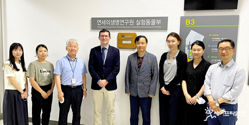 ▲ 연세의생명연구원 실험동물부 교직원들이 국제실험동물관리평가인증협회(AAALAC) 인증 현판식을 하고 있다. ⓒ 연세의료원