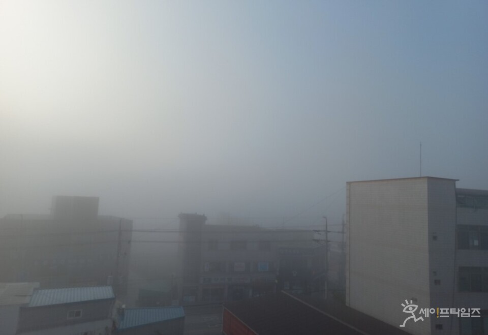 ▲ 미세먼지에 가려 건물이 제대로 보이지 않고 있다. ⓒ 세이프타임즈