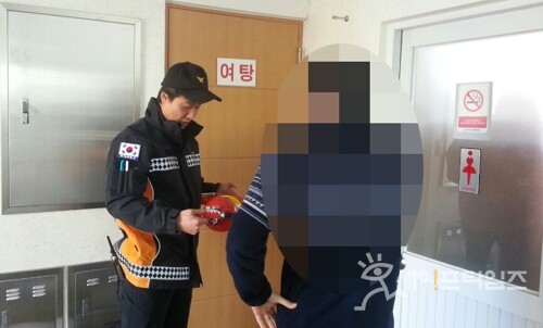 ▲ 한 소방대원이 목욕탕 소방설비를 점검하고 있다. ⓒ 세이프타임즈 DB