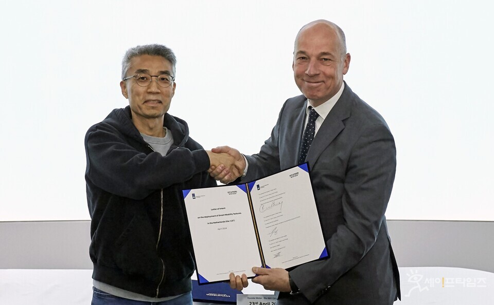▲ 송창현 현대차∙기아 사장(왼쪽)과 키스 반 더 버그 네덜란드 교통부 차관이 스마트 교통안전 정보 공유를 위한 업무협약을 하고 있다. ⓒ 현대차·기아
