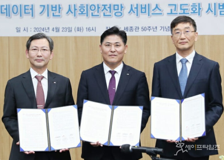 ▲ 한국전력과 한국수자원공사, SK텔레콤 관계자들이 공공 인프라의 사회안전망 서비스를 고도화하기 위한 업무협약을 하고 있다. 왼쪽부터 김태균 한전 기술혁신본부장, 문숙주 수자원공사 수도부문장, 김상목 SK텔레콤 AI 엔터프라이즈 부사장. ⓒ 한전