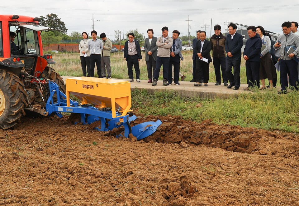 ▲ 조재호 농촌진흥청장은 24일 전북 전주시 현장 실증 포장에서 열린 ''에서 연구 현황에 대한 설명을 듣고 시연을 살펴보고 있다. ⓒ 연합뉴스