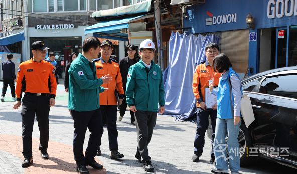 ▲ 이상훈 서울 중구 부구청장(오른쪽에서 세번째)이 지역내 집중안전점검에 나섰다. ⓒ 중구