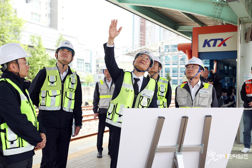 ▲ 이성해 국가철도공단 이사장(가운데)이 서대전역 안전점검을 하고 있다. ⓒ 국가철도공단