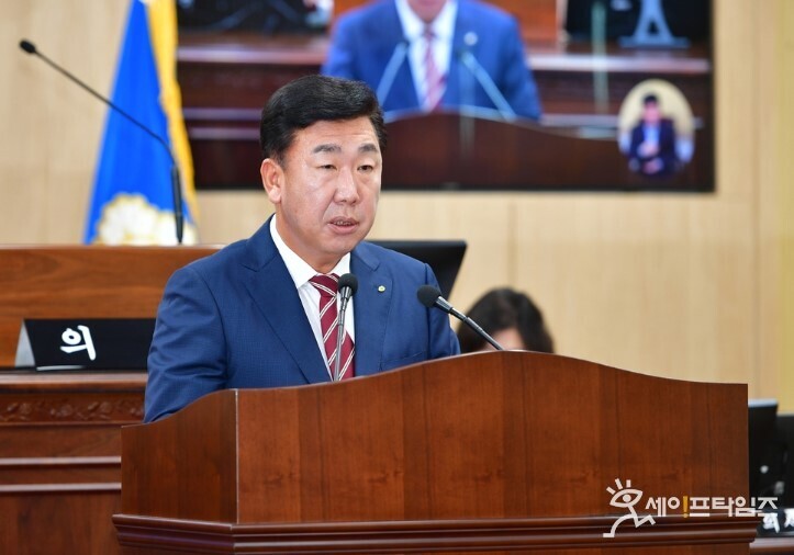 ▲ 이범석 청주시장이 지난 9월 청주시의회에서 열린 오송참사 관련 시정질의에 답변하고 있다. ⓒ 세이프타임즈 DB