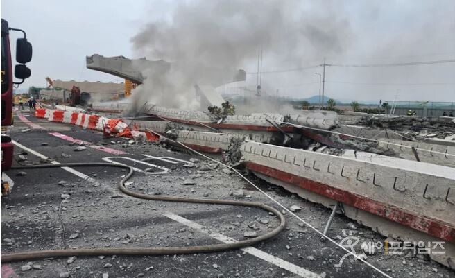 경기 시흥 월곶동 서해안로 근처 고가차로 공사 현장에서 교량 붕괴 사고가 발생했다. ⓒ 경기소방재난본부
