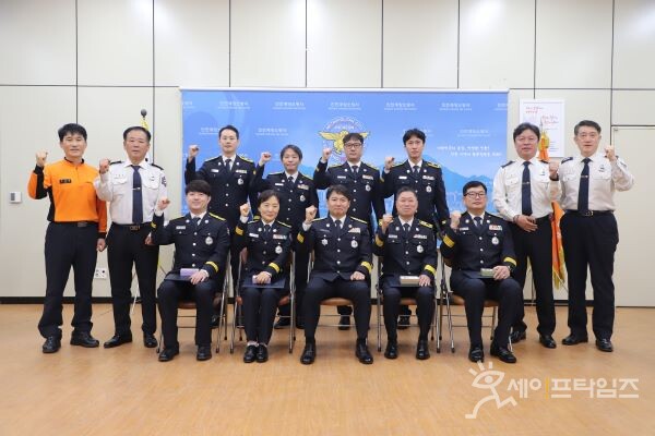 ▲ 인천계양소방서(서장 강성응)는 1일 오전 9시 30분 3층 소회의실에서 소방경ㆍ소방위 근속 승진 대상자 8명의 소방공무원에 대한 임용장 수여식을 진행했다. ⓒ 계양소방서