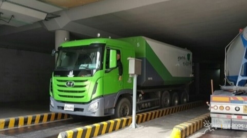 ▲ 청소차량이 강남자원회수시설을 드나들고 있다. ⓒ 서울 강남구