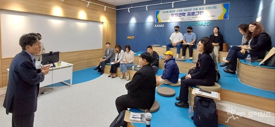 ▲ 한국식품안전관리인증원 대구지원 관계자가 경북도 스마트 해썹 구축보급 지원사업 참여업체를 대상으로 스마트 해썹 현장견학 프로그램을 진행하고 있다. ⓒ HACCP인증원
