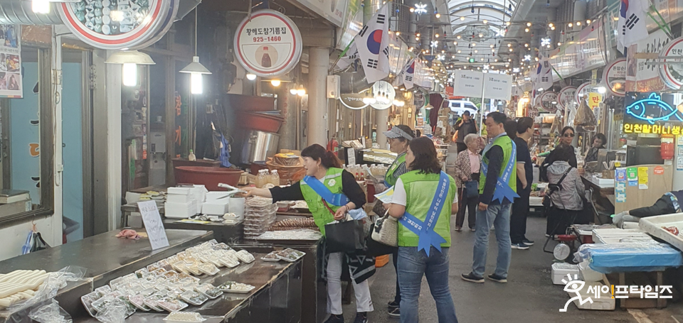 ▲ 서울 성북구 관계자와 마을안전협의회 회원들이 시장 상인들에세 자율안전점검 홍보물과 산불 예방 홍보물 등을 배부하며 집중안전점검 캠페인을 하고 있다. ⓒ 성북구