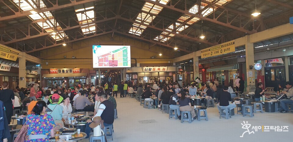 ▲ 백종원 매직으로 전국적인 명소로 떠오른 충남 예산상설시장에서 방문객들이 구입한 음식을 가져와 먹고 있다. ⓒ 박혜숙 기자