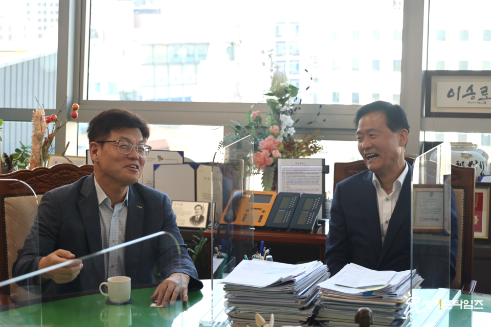 ▲ 이광우 대한임상병리사협회장(왼쪽)과 이승로 성북구청장이 간담회 도중 환하게 웃고 있다. ⓒ 대한임상병리사협회