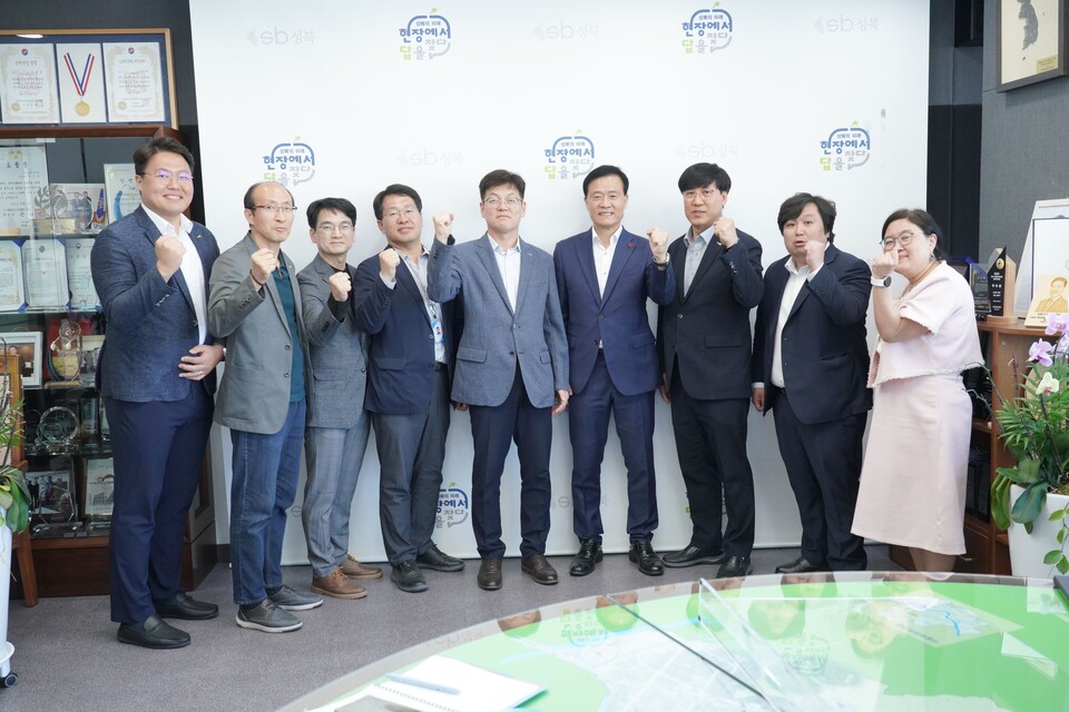 ▲ 이광우 대한임상병리사협회장(왼쪽 다섯번째)과 이승로 성북구청장(오른쪽 네번째)이 정책간담회를 개최한 뒤 기념사진을 찍고 있다. ⓒ 대한임상병리사협회