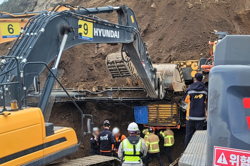 ▲ 울릉공항 건설 현장의 흙더미가 무너져 노동자가 매몰돼 소방당국이 중장비를 동원해 구조활동을 벌이고 있다. ⓒ 연합뉴스