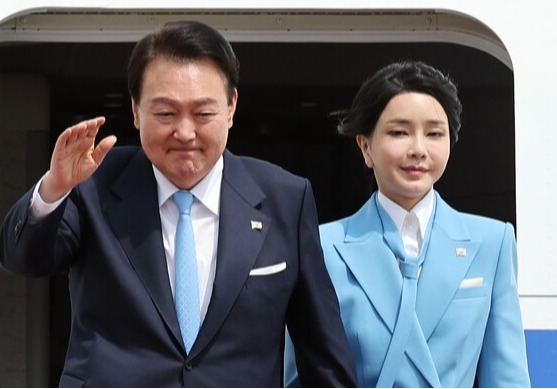 ▲ 미국 국빈 방문 일정을 마친 윤석열 대통령과 김건희 여사가 30일 성남 서울공항에서 공군 1호기에서 내리며 환영객들에게 손을 들어 인사하고 있다. ⓒ 연합뉴스