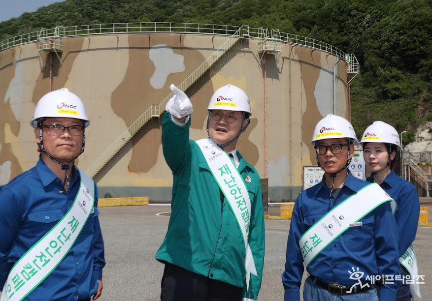 ▲ 최문규 석유공사 기회재무본부장(왼쪽 두번째)이 경기 용인시 석유비축기지를 찾아 주요 설비를 점검하고 있다. ⓒ 한국석유공사