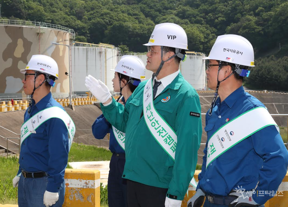 ▲ 최문규 석유공사 기회재무본부장(오른쪽 두번째)이 경기 용인시 석유비축기지를 찾아 주요 설비를 점검하고 있다. ⓒ 한국석유공사