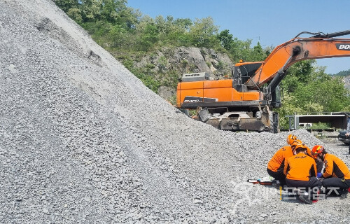 ▲ 성신양회 충북 단양공장 야적장에서 노동자가 석회석 더미에 깔리는 사고가 발생했다. ⓒ 단양소방서