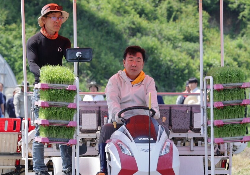  ▲ 이범석 청주시장이 이앙기를 탑승해 모내기를 시연하고 있다. ⓒ 청주시