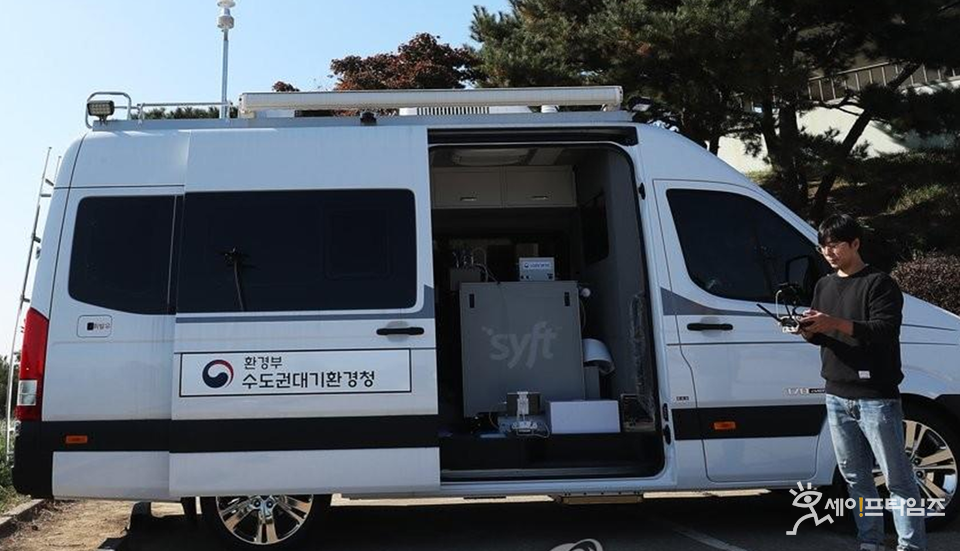 ▲ 연구원이 첨단감시장비가 탑재된 이동차를 활용해 대기오염물질을 측정하고 있다. ⓒ 환경부