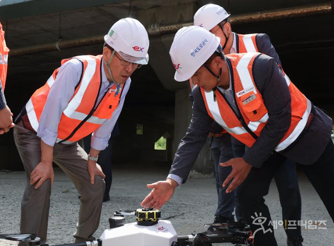 ▲ 함진규 한국도로공사 사장(왼쪽 첫번째)이 교량 점검용 첨단장비를 살피고 있다. ⓒ 한국도로공사