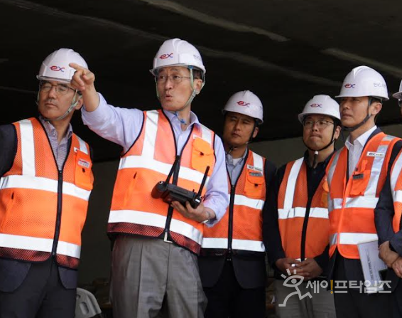 ▲ 함진규 한국도로공사 사장(왼쪽 두번째)이 경부고속도로 금곡교 하부 점검을 하고 있다. ⓒ 한국도로공사