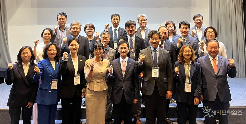 ▲ 허은정 한국선급 책임연구원(앞줄 왼쪽 네번째)이 국제해사기구 양성평등상을 받고 기념촬영을 하고 있다. ⓒ 한국선급