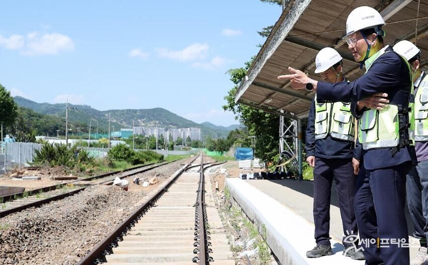 ▲ 이성해 국가철도공단 이사장(가운데)이 경기 양주시 장흥면 일영역을 방문해 철도 시설물을 점검했다. ⓒ 국가철도공단