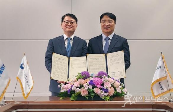 ▲ 김정일 코오롱글로벌 대표이사(오른쪽)와 민길수 중부지방고용노동청장이 업무협약을 맺고 기념사진을 촬영하고 있다. ⓒ 코오롱글로벌