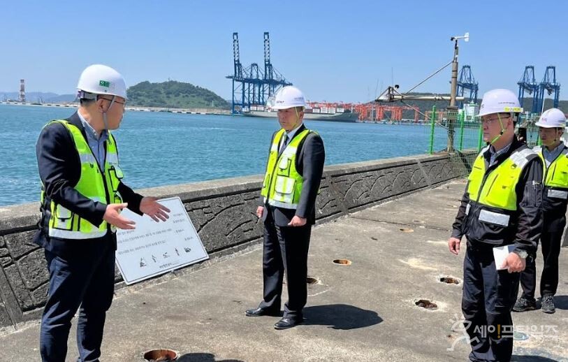 ▲ 홍성준 부산항만공사 운영본부장(왼쪽 두번째)이 장형탁 신항지사장(왼쪽 첫번째)으로부터 소형선부두 관리현황을 보고받고 배수로를 점검하고 있다. ⓒ 부산항만공사