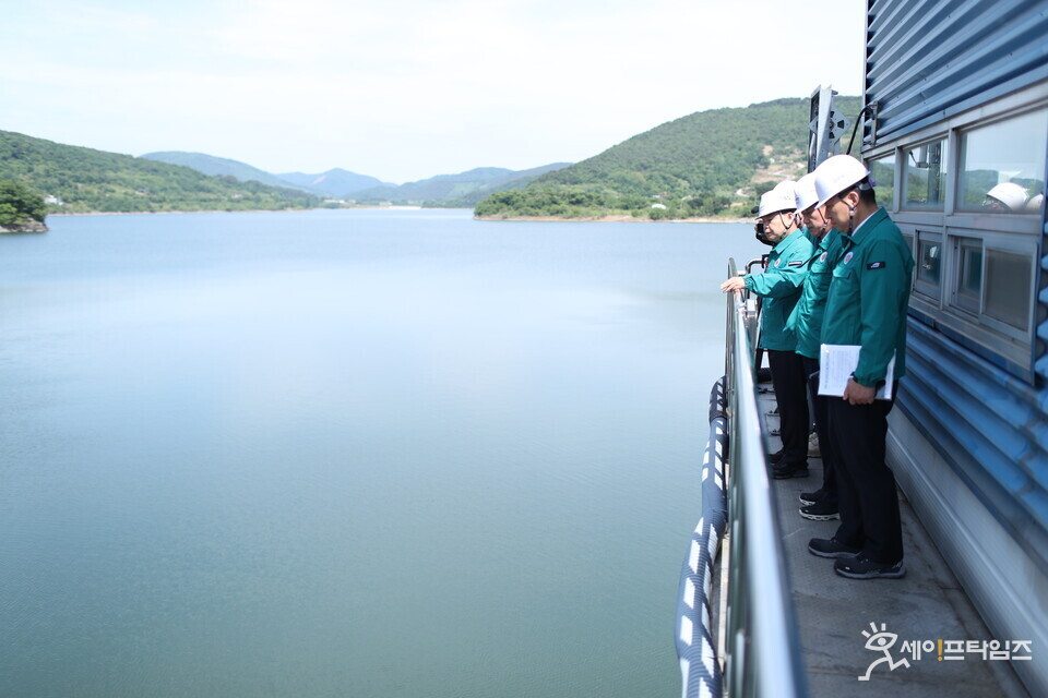 ▲ 한국수자원공사 윤석대 사장이 섬진강댐의 홍수대비 체계를 점검하고 있다. ⓒ 한국수자원공사
