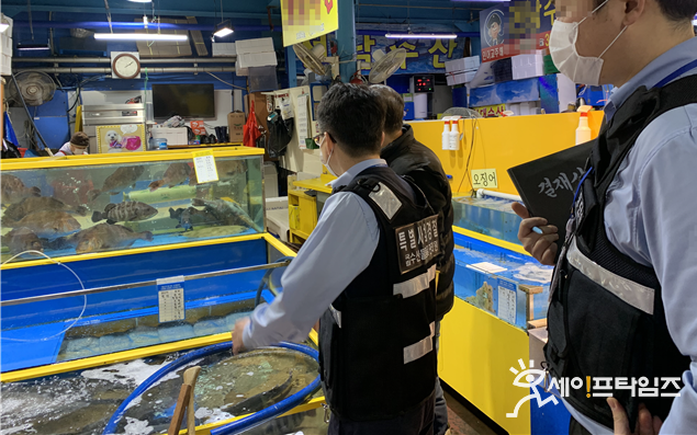 ▲ 해양수산부 관계자들이 수산물의 원산지 표시를 점검·단속하고 있다. ⓒ 해수부