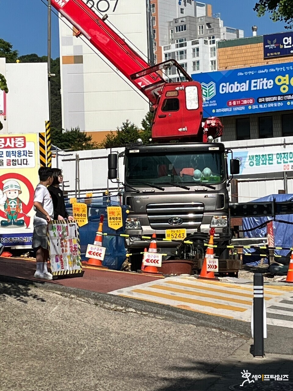 ▲  광주 남구 조봉초등학교 어린이 보호구역 도로에 대형 덤프트럭과 크레인이 설치돼 공사가 진행되고 있다. ⓒ 세이프타임즈