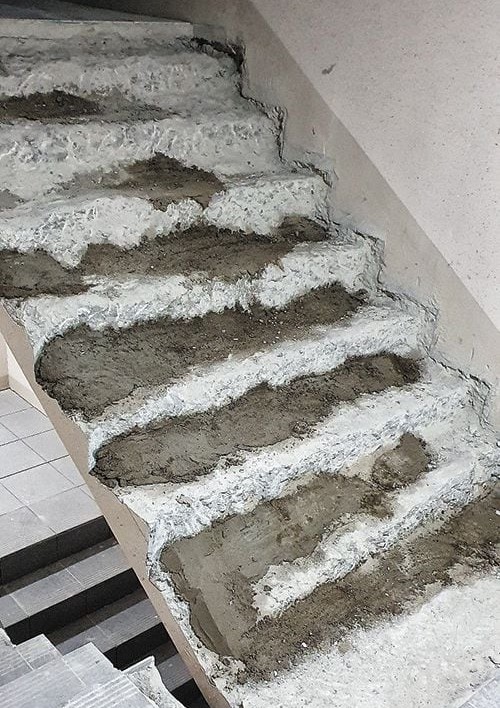 ▲ 두산건설이 시공을 맡은 대구 달서구 한 아파트의 비상계단 보수 문제로 논란을 겪고 있다. ⓒ 온라인 커뮤니티