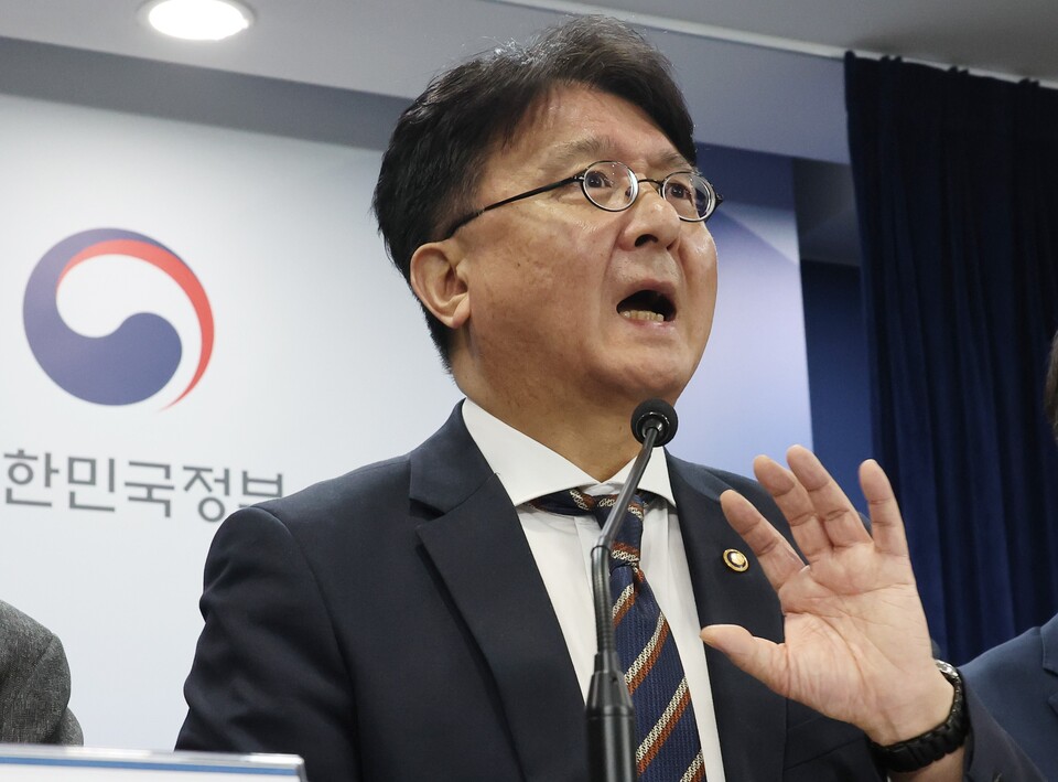 ▲ 이정원 국무조정실 국무2차장이 19일 정부서울청사에서 해외직구 규제 관련 브리핑을 하고 있다. ⓒ 연합뉴스