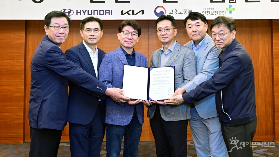 ▲ 2024 경기지역 정부-기업 자동차 협력사 안전보건포럼에서 관계자들이 기념촬영을 하고 있다. 왼쪽부터 권오환 동인오토 대표, 강운경 고용노동부 경기지청장, 조태현 현대차 실장, 이효범 기아 상무, 송석진 안전보건공단 경기지역 본부장, 김용호 아이큐브 대표.