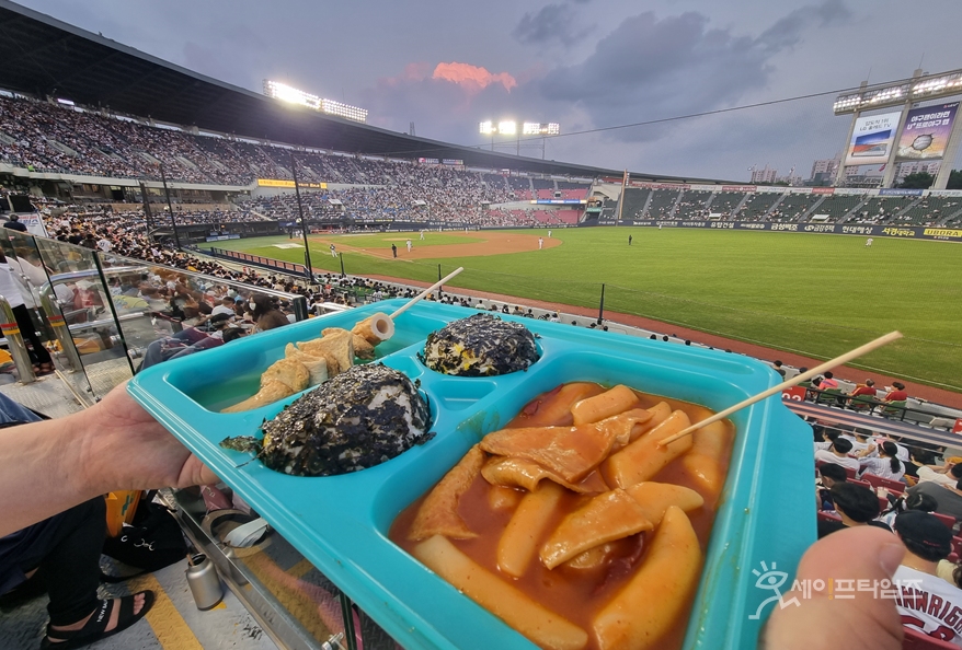 ▲ 서울 잠실야구장에서 제공되는 다회용기. ⓒ 서울시