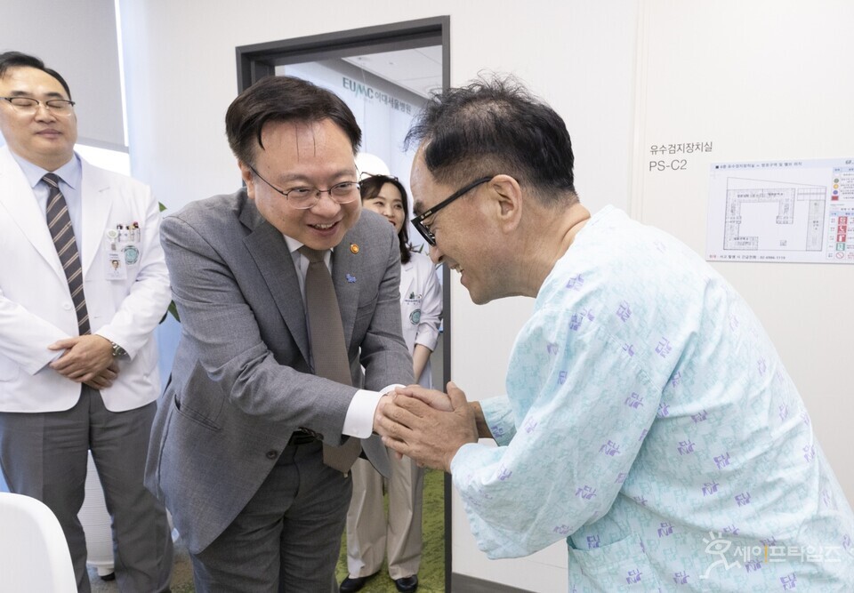 ▲ 조규홍 보건복지부 장관(가운데)이 이대서울병원 대동맥센터 환자를 만나 애로사항을 청취하고 있다. ⓒ 복지부