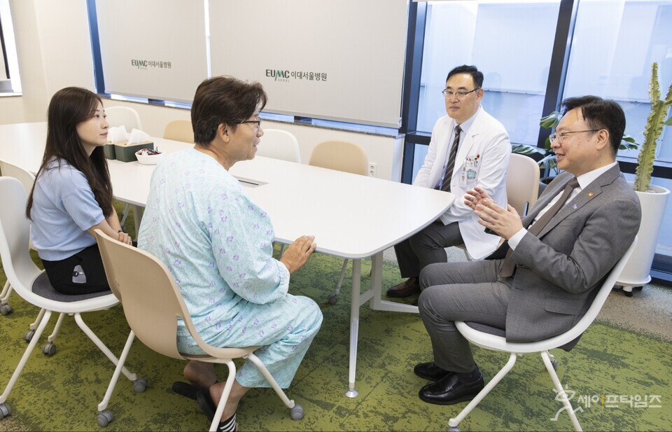 ▲ 조규홍 보건복지부 장관(오른쪽)이 이대서울병원 대동맥센터 환자와 보호자들을 만나 애로사항을 청취하고 있다. ⓒ 복지부