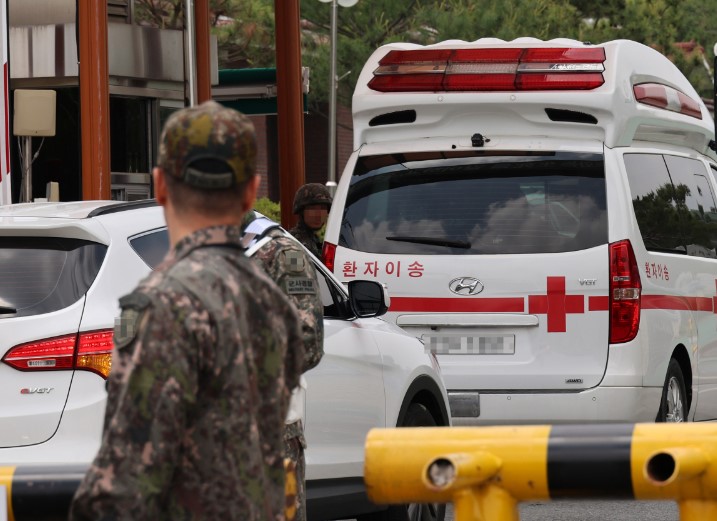▲ 수류탄 폭발 사고가 발생한 육군 제32보병사단 신병교육대로 구급차량이 들어가고 있다. ⓒ 연합뉴스