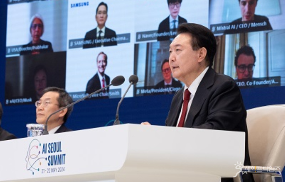 ▲ 윤석열 대통령이 21일 청와대 영빈관에서 화상으로 열린 인공지능(AI) 서울정상회의에서 개회사를 하고 있다. ⓒ 대통령실