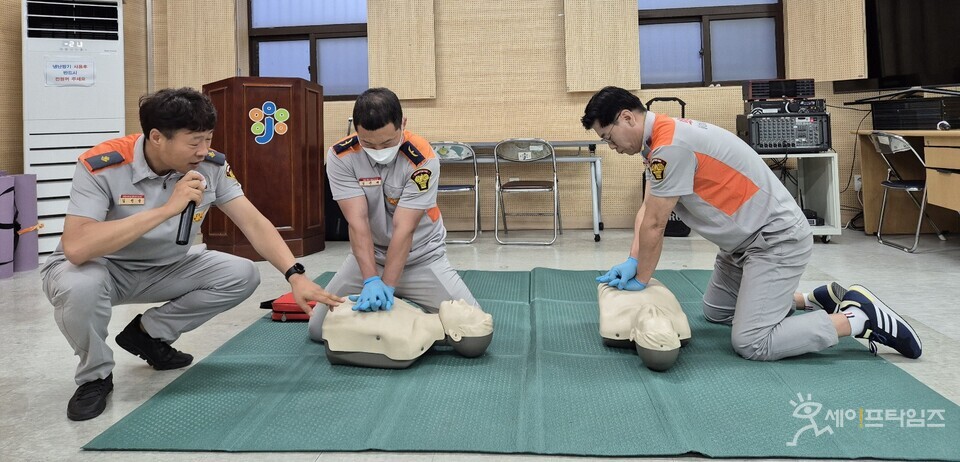  ▲ 심페소생술 진행을 맡고 있는 김선금 대원의 지시에 따라 김준태(가운데) , 유재훈(오른쪽) 대원이 심폐소생술을 하고 있다. ⓒ 오선이 기자