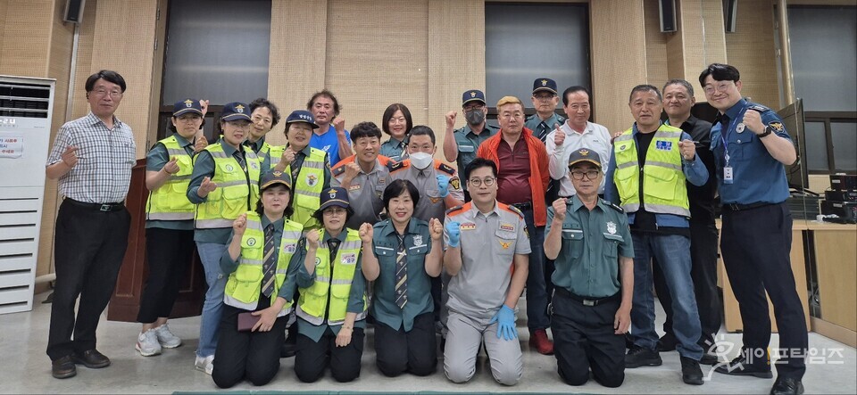  ▲  CPR 교육을 마친 후 방범대원들과 서부소방서 의용소방대원들이 사진을 찍고 있다.  ⓒ 오선이 기자