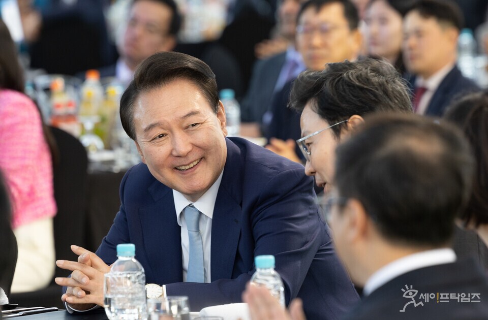 ▲ 윤석열 대통령이 23일 대통령실 잔디마당에서 열린 2024 대한민국 중소기업인대회에서 참석자들과 대화하고 있다. ⓒ 대통령실