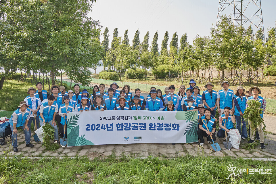 ▲ SPC그룹이 안전경영위원회와 한강공원 환경정화 봉사활동을 진행했다. ⓒ SPC그룹