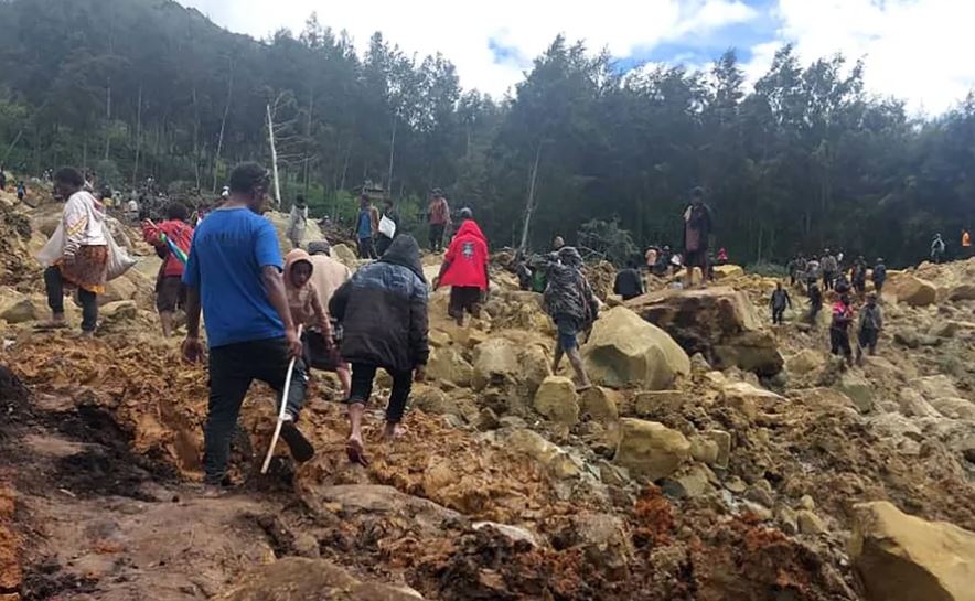 ▲ 파푸아뉴기니 얌발리 마을 산사태 현장의 주민들이 매몰자 수색 잡업을 하고 있다. ⓒ AFP 통신